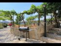Casa vacanza Holiday Home Josko - 50 m from beach: H(6) Vinisce - Riviera Trogir  - Croazia - la griglia (casa e dintorni)