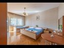 Appartamenti Kosta - 70m from sea : A1(2+1), A2(4+2) Vinisce - Riviera Trogir  - Appartamento - A2(4+2): la camera da letto