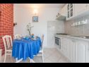 Appartamenti Kosta - 70m from sea : A1(2+1), A2(4+2) Vinisce - Riviera Trogir  - Appartamento - A2(4+2): la cucina con la sala da pranzo