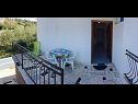 Appartamenti Ivo - barbecue: A1(2+1) Vinisce - Riviera Trogir  - la scalinata