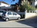 Appartamenti Josip - 5 m from beach: A1(6) Vinisce - Riviera Trogir  - il parcheggio (casa e dintorni)