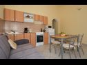 Appartamenti Paž - 28m from the beach: A1(4+2), A2(2+1), A3(4+1) Vinisce - Riviera Trogir  - Appartamento - A2(2+1): la cucina con la sala da pranzo