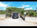 Casa vacanza Marcelo - with terrace : H(5+3) Vinisce - Riviera Trogir  - Croazia - il parcheggio