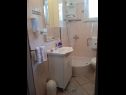 Appartamenti Josip - 5 m from beach: A1(6) Vinisce - Riviera Trogir  - Appartamento - A1(6): il bagno con la toilette