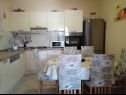 Appartamenti Josip - 5 m from beach: A1(6) Vinisce - Riviera Trogir  - Appartamento - A1(6): la cucina con la sala da pranzo