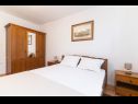 Appartamenti Tiho - 10m from the beach: SA1 potkrovlje(2+1), A2 1. kat(4+1) Preko - Isola di Ugljan  - Appartamento - A2 1. kat(4+1): la camera da letto