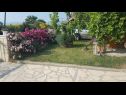 Appartamenti Ivo - 500 m to sandy beach: A1(2+2), A2(6+2), SA3(2+1) Ljubac - Riviera Zadar  - il giardino