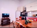 Appartamenti Vesna - with pool A1(4+2), A2(2+2) Nin - Riviera Zadar  - Appartamento - A2(2+2): la cucina con la sala da pranzo