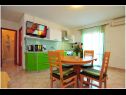 Appartamenti Ljilja - 10m from the sea with parking: A2(2+2), A3(2+2), A4(12) Nin - Riviera Zadar  - Appartamento - A2(2+2): la cucina con la sala da pranzo