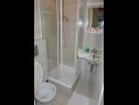 Appartamenti Branko - 150m from the sea: SA2(2) Nin - Riviera Zadar  - Studio appartamento - SA2(2): il bagno con la toilette