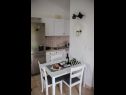 Appartamenti Kike - 60 meters from the beach: A1(4+1), A2(4+1), A3(4+1), SA1(2) Petrcane - Riviera Zadar  - Studio appartamento - SA1(2): la cucina con la sala da pranzo