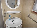Appartamenti Teo - 8m from the sea & parking: A1 žuti(4), A2 bijeli(4), A3 novi(4) Privlaka - Riviera Zadar  - Appartamento - A2 bijeli(4): il bagno con la toilette