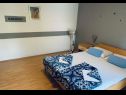 Appartamenti e camere Voyasi - 60 m from sea: A1(2), A2(2), A4(2), A6(2), A7(4), R5(2) Starigrad-Paklenica - Riviera Zadar  - Appartamento - A2(2): la camera da letto
