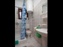 Appartamenti e camere Voyasi - 60 m from sea: A1(2), A2(2), A4(2), A6(2), A7(4), R5(2) Starigrad-Paklenica - Riviera Zadar  - Appartamento - A6(2): il bagno con la toilette