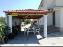 Appartamenti Let - 5 m from sea : A1(4), A4(4) Sukosan - Riviera Zadar  - il cortile