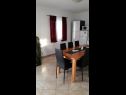 Appartamenti Mare - 20 m from beach: A1(4+4), A2(2+2), A3(2+2) Sukosan - Riviera Zadar  - Appartamento - A1(4+4): la cucina con la sala da pranzo