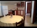 Appartamenti Darko - 100m from sea: A1-Jednosobni (3+1), A2-Dvosobni (4+1) Vir - Riviera Zadar  - Appartamento - A1-Jednosobni (3+1): la cucina con la sala da pranzo