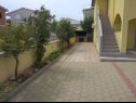 Appartamenti Vanja - terrace & BBQ A1(4+2), A2(4+1) Vir - Riviera Zadar  - il cortile
