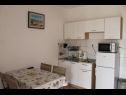 Appartamenti Snjeza - 80 m from beach: A1 Studio (4), A2 Apartman (2+2) Vir - Riviera Zadar  - Appartamento - A1 Studio (4): la cucina con la sala da pranzo