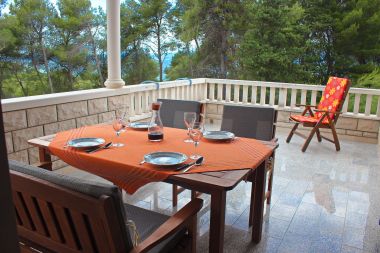 Appartamenti Pez - with large terrace : A1(4+1) Mirca - Isola di Brac 