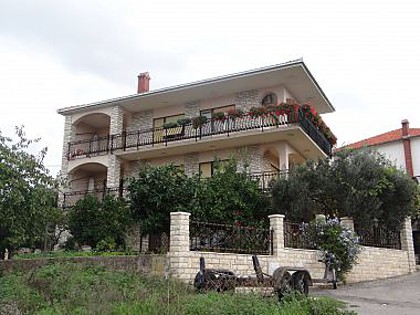 Appartamenti Ante - 50m from the sea: A2(2+2) Okrug Gornji - Isola di Ciovo 