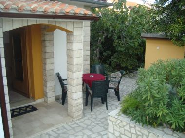 Appartamenti Marija - olive garden: A1(2+1) Omisalj - Isola di Krk 