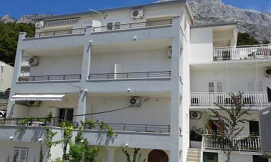 Appartamenti Josip - 150 m from beach with free parking A1(3), A2(5), A3(2+2) Baska Voda - Riviera Makarska 