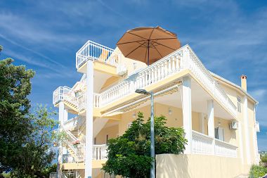 Appartamenti e camere Gojko - 50 m from the beach: A1(9), A2(6), A3(2), A4(2+1), R3(2), R4(3) Zivogosce - Riviera Makarska 