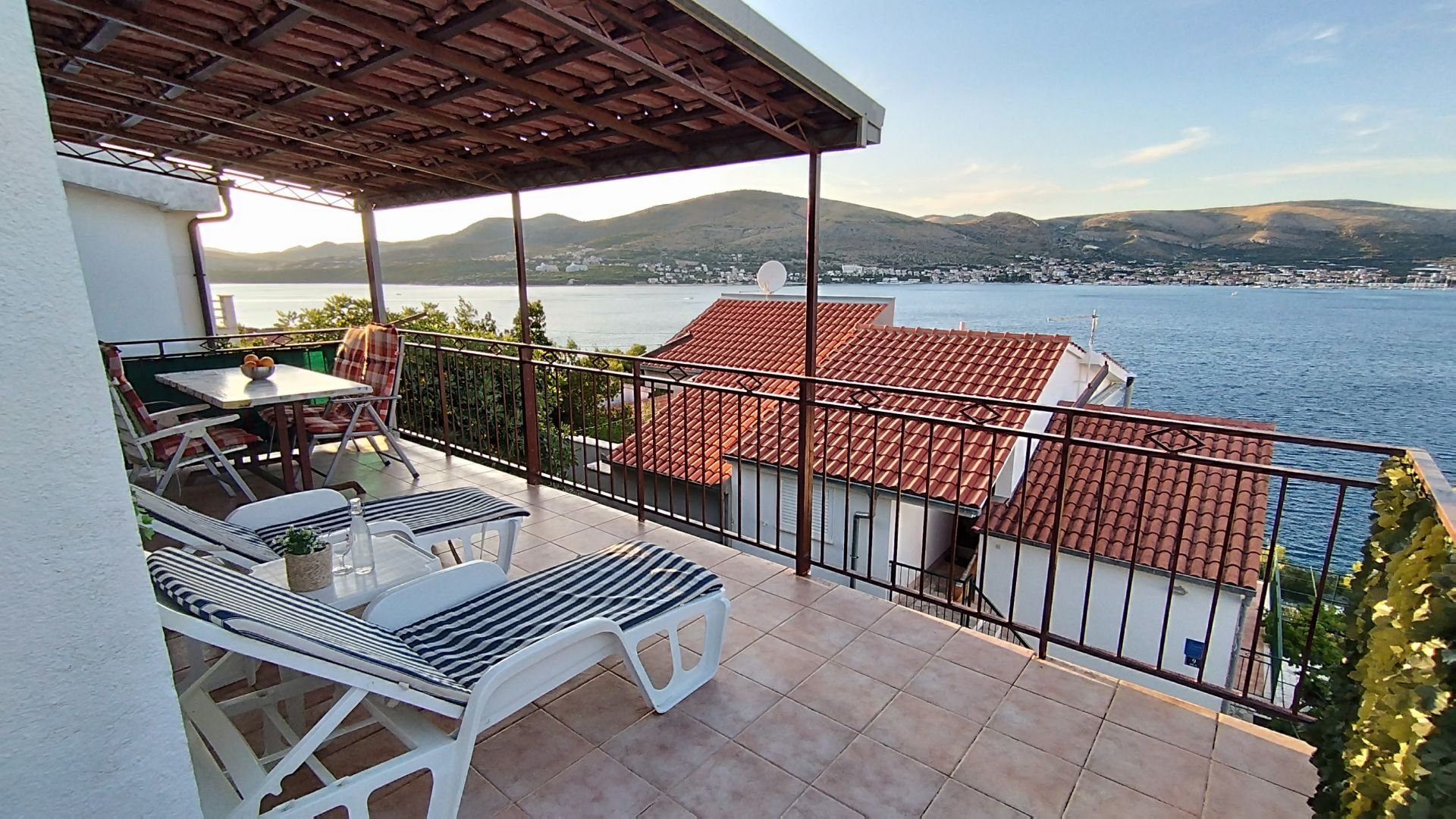 Appartamenti Denis - terrase and sea view A1(4) Okrug Donji - Isola di Ciovo 