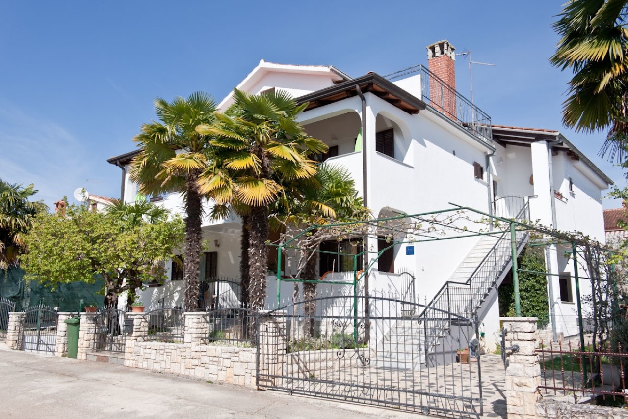Appartamenti Neva - great location: SA1 prizemlje (2+1), SA2 Skalinada (2+1), A3 prvi kat do ulice (2+1), A4 prvi kat do vrta (4), A5(2+2) Novigrad - Istria 
