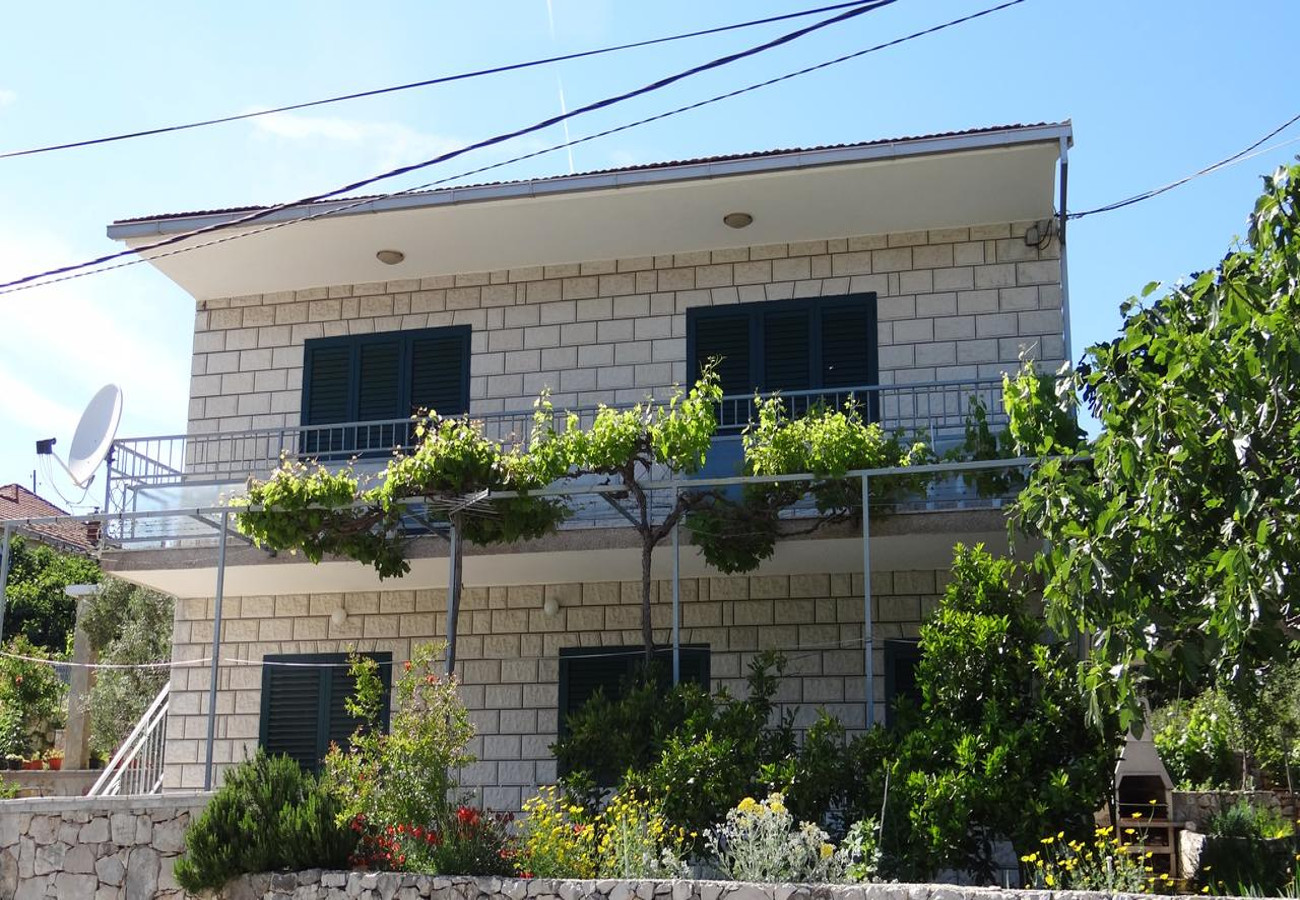 Appartamenti Pero - 70m from the sea: A1(6), A2(2) Marina - Riviera Trogir 