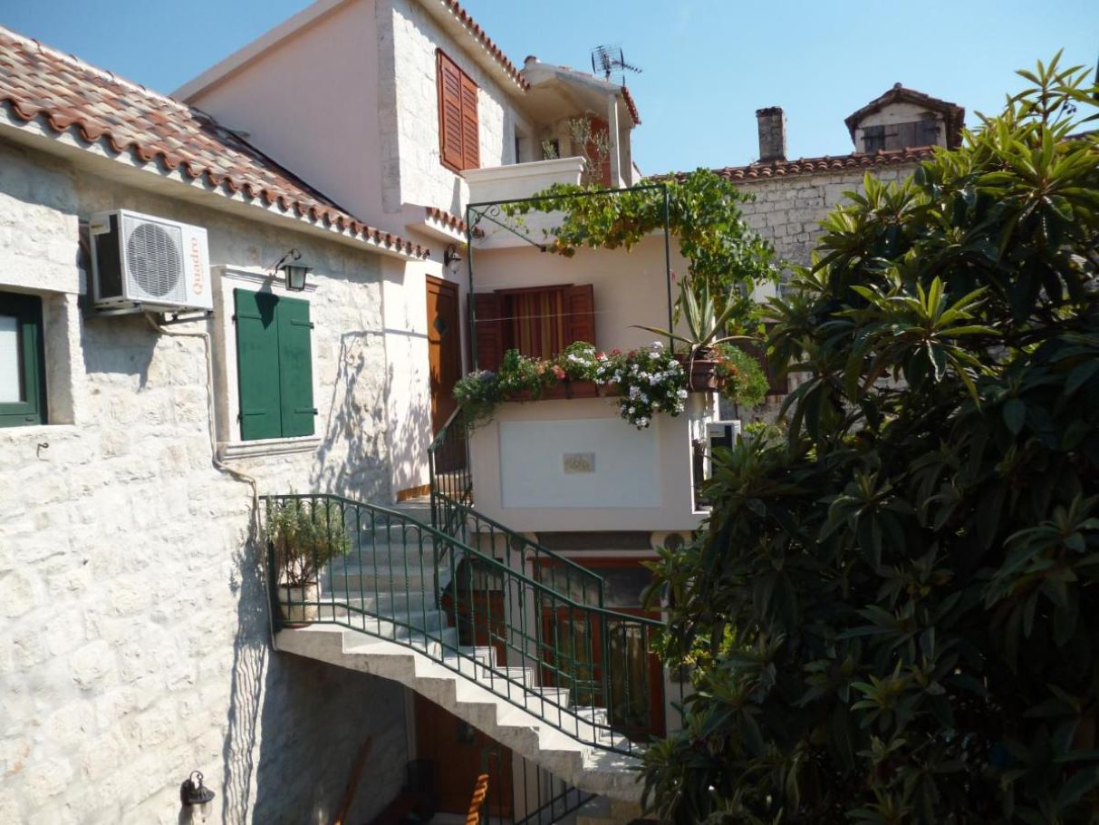 Appartamenti e camere Jare - in old town R1 zelena(2), A2 gornji (2+2) Trogir - Riviera Trogir 
