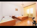 Appartamenti Zri - low-cost and spacious: A1(6+2) Biograd - Riviera Biograd  - Appartamento - A1(6+2): la camera da letto