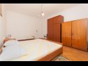 Appartamenti Zri - low-cost and spacious: A1(6+2) Biograd - Riviera Biograd  - Appartamento - A1(6+2): la camera da letto