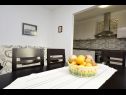 Appartamenti Sveto - 400 m from beach: A1(4) Biograd - Riviera Biograd  - Appartamento - A1(4): la cucina con la sala da pranzo