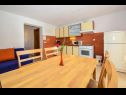 Appartamenti Marijan - with terrace : A1(2+2), A2(2+2) Drage - Riviera Biograd  - Appartamento - A2(2+2): la cucina con la sala da pranzo