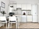 Appartamenti Josip - sea view : A1(2+2), A2(2+2), A3(2+2), SA1(2), SA2(2), A4(2+2), SA3(2) Drage - Riviera Biograd  - Appartamento - A3(2+2): la cucina con la sala da pranzo