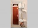 Appartamenti Mat - in a cosy stone house: SA1(2), SA2(2), SA3(2) Bol - Isola di Brac  - Studio appartamento - SA2(2): il bagno con la toilette