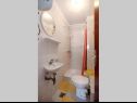 Appartamenti Mat - in a cosy stone house: SA1(2), SA2(2), SA3(2) Bol - Isola di Brac  - Studio appartamento - SA2(2): il bagno con la toilette