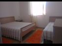 Appartamenti Nikša - 10 m from beach: A1 Narancasti(5), A2 Zeleni(3) Postira - Isola di Brac  - Appartamento - A1 Narancasti(5): la camera da letto