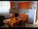Appartamenti Nikša - 10 m from beach: A1 Narancasti(5), A2 Zeleni(3) Postira - Isola di Brac  - Appartamento - A1 Narancasti(5): la cucina con la sala da pranzo