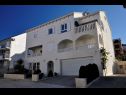 Appartamenti Pava - beautiful terrace & parking: A1(2+2) Postira - Isola di Brac  - la casa