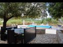 Casa vacanza Tonka - with pool; H(4+2) Pucisca - Isola di Brac  - Croazia - il cortile