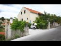 Appartamenti Neda - perfect location & free parking: A1(6), A2(4+1), A3(4+1) Splitska - Isola di Brac  - il parcheggio