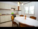 Appartamenti Neda - perfect location & free parking: A1(6), A2(4+1), A3(4+1) Splitska - Isola di Brac  - Appartamento - A1(6): la cucina con la sala da pranzo