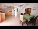 Appartamenti Neda - perfect location & free parking: A1(6), A2(4+1), A3(4+1) Splitska - Isola di Brac  - Appartamento - A3(4+1): la cucina con la sala da pranzo