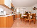 Appartamenti Aurelija - 20 m from beach: A1(4+2), A2(4), A3(2+2) Arbanija - Isola di Ciovo  - Appartamento - A1(4+2): la cucina con la sala da pranzo