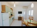 Appartamenti Dome - 30 m from beach : A1(4), A2(4), A3(4) Arbanija - Isola di Ciovo  - Appartamento - A1(4): la cucina con la sala da pranzo