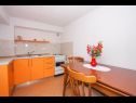 Appartamenti Žana - close to beach: A1(5+1) Veliki, A2(3) Mali Arbanija - Isola di Ciovo  - Appartamento - A2(3) Mali: la cucina con la sala da pranzo
