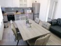 Appartamenti Lilac - 100m from pebble beach : A1(7) Arbanija - Isola di Ciovo  - Appartamento - A1(7): la cucina con la sala da pranzo